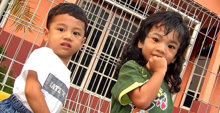 Afif (kiri) dan Safa di depan rumah. Ternyata mereka sudah besar.