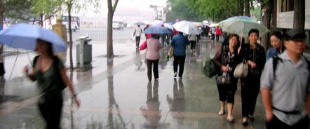Jalanan basah di pinggiran Tian An Men Square. Hujan mengguyur seharian.