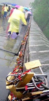 Gembok-gembok di sepanjang Tembok China. Dipercaya sebagai lambang kesetiaan.