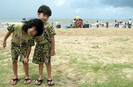 Safa dan Afif di Pantai Manggar. Berpose dengan gaya khas mereka.