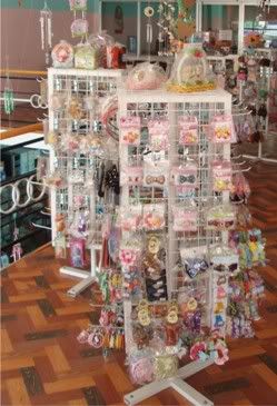 Anh em giúp chỉ chổ mua cái này với, kệ xoay treo quà lưu niệm - 1