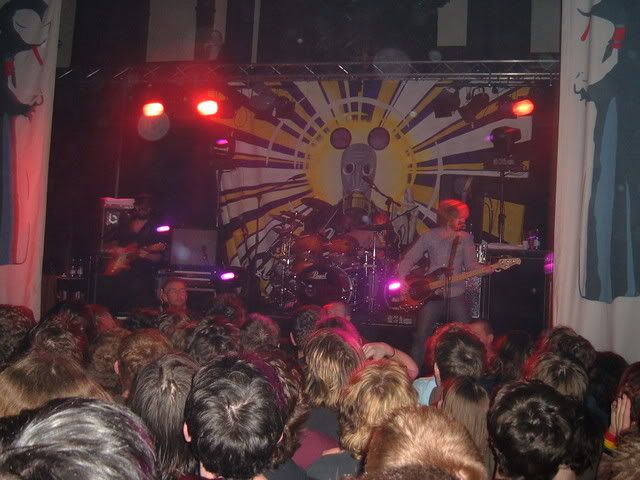 <img:http://img.photobucket.com/albums/v425/wet_paint/Biffy%20Clyro%20cardiff/DSCF0863.jpg>