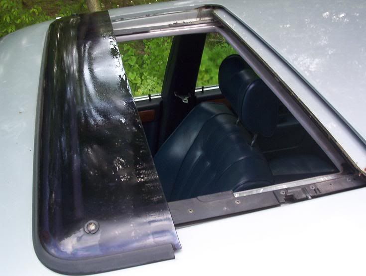 http://img.photobucket.com/albums/v426/TheOneStar00/1984%20BMW/moonroof.jpg