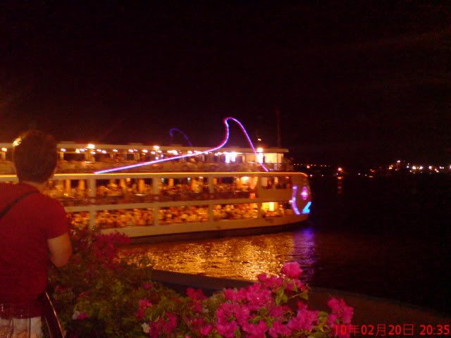 Đi chơi thuyền trên sông Bạch Đằng