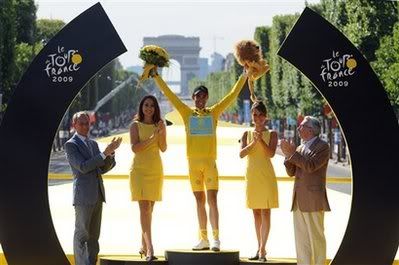 Contador subiu de amarelo ao pódio dos Campos Elísios pela segunda vez na sua carreira