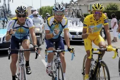 Sérgio Paulinho brindou com Contador e Armstrong na última etapa