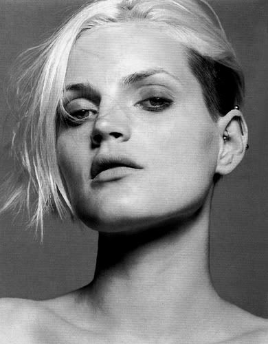 Guinevere van Seenus used to have an industrial and a rook piercing, 