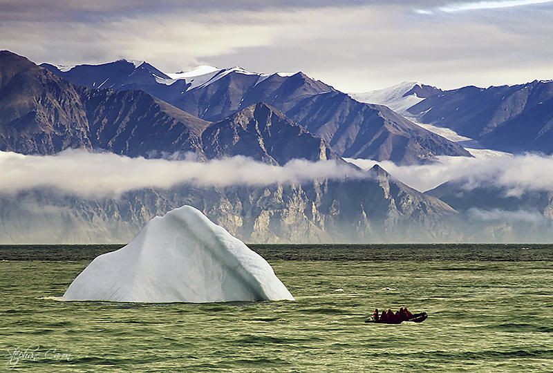 Iceberg sur fond de l'ile Bylot (Arctique Canadien)