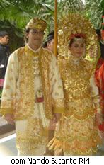 Oom Nanda & tante Riri dengan pakaian penganten Padang.