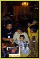ayah, mama & Izqa potong kue ulang tahun