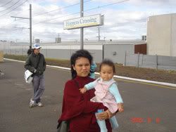 Mama & Izqa lagi nunggu train di Hoppers Crossing station