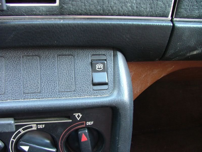 mercedes_230_1979_dashbutton.jpg