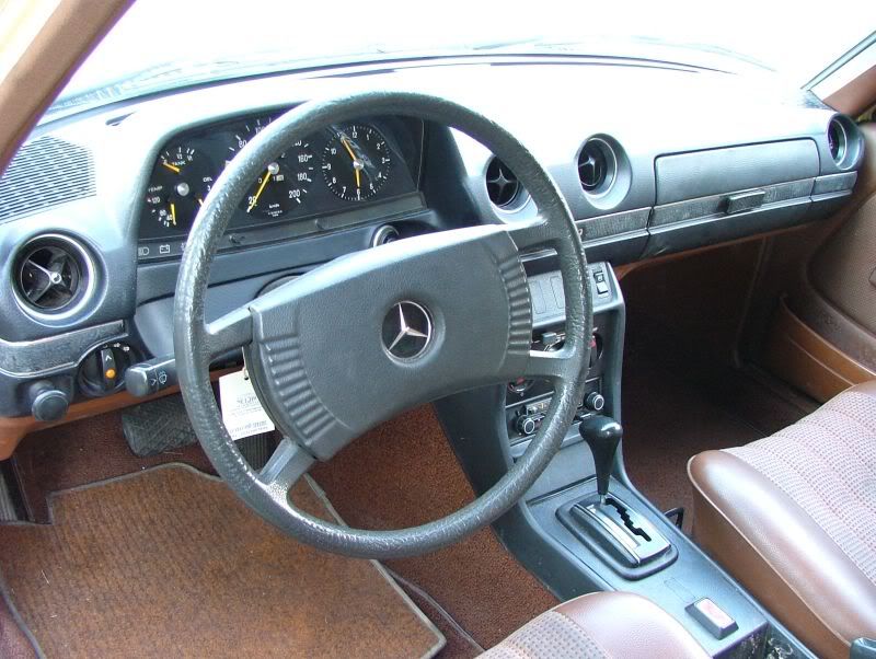 mercedes_230_1979_interior02.jpg