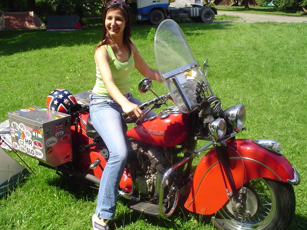 Mulher de jeans em moto, gostosa na moto,woman on bike, babes on bike,women in jeans on bike