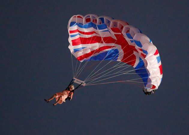 queen-elizabeth-and-james-bond-parachute-into-the-olympic-opening-ceremony-sort-of.jpg