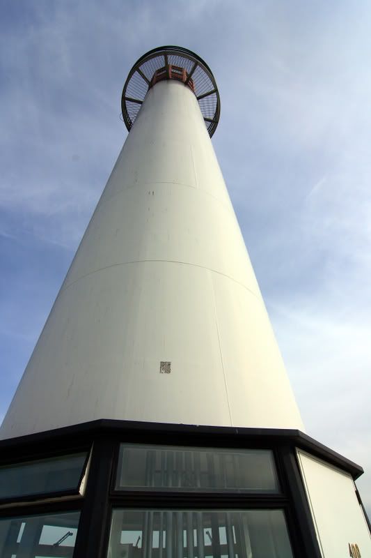 IMAGE: http://img.photobucket.com/albums/v467/airbutchie/Photography/Long-Beach-030407_17.jpg