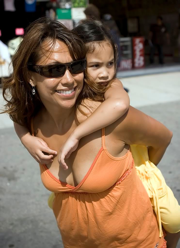 IMAGE: http://img.photobucket.com/albums/v467/airbutchie/Photography/heather-kaylee.jpg