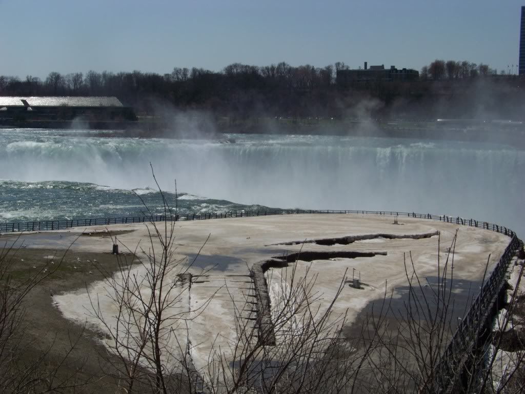 http://img.photobucket.com/albums/v467/badnewsmini/Niagra%20Falls/100_3368.jpg