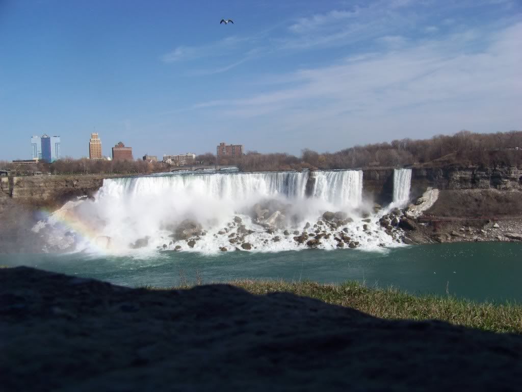 http://img.photobucket.com/albums/v467/badnewsmini/Niagra%20Falls/100_3437.jpg