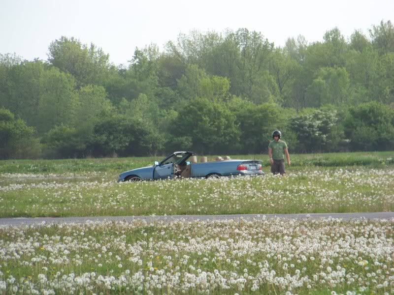 http://img.photobucket.com/albums/v467/badnewsmini/trackday/100_1454.jpg