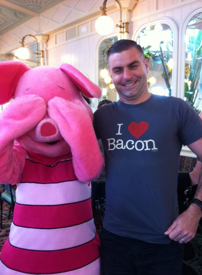 piglet crying over I love Bacon shirt