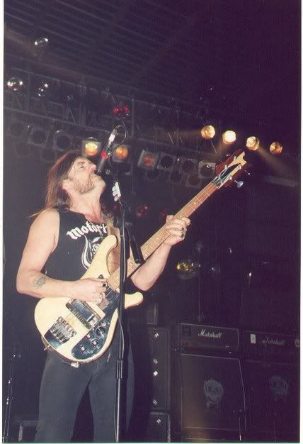 High Profile Rickenbacker players, who of them plays a stock bass