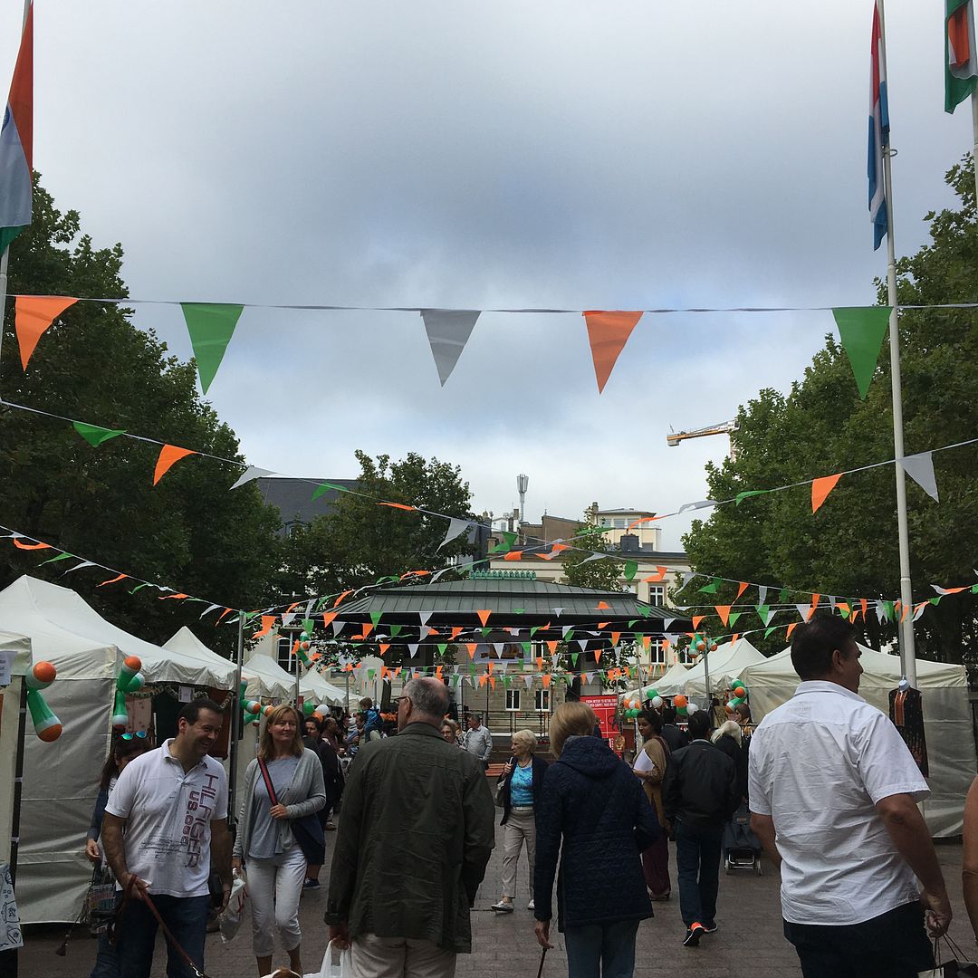 ...mit einem farbenfrohen Markt auf der Place d'Armes.