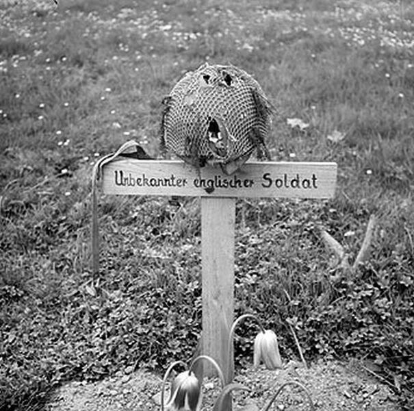 605px-Airborne_grave2C_Arnhem_1945.jpg