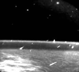 Leonid meteors entering the Earth's atmosphere