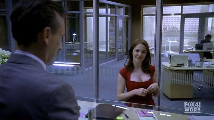 Trishanne (Shannon Lucio) strikes up a conversation with Theodore Bagwell (Robert Knepper) in PRISON BREAK.