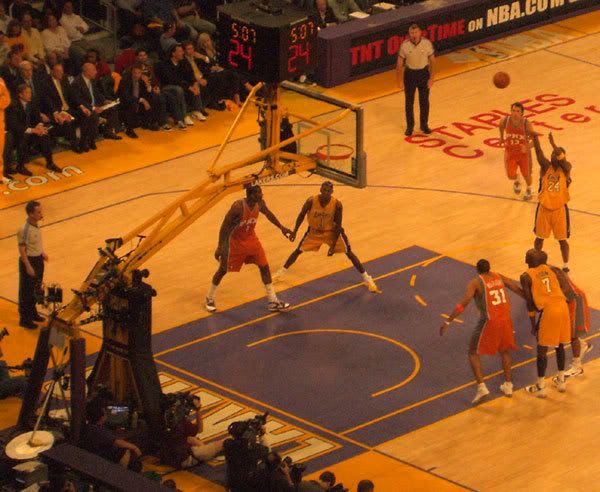 Kobe Bryant shoots a free throw during Game 3 against the Phoenix Suns.