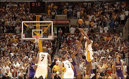 Kobe Bryant makes the game-winning basket in Game 4 of the Lakers-Suns playoff series.