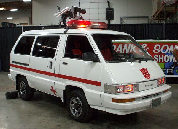A van made to look like Ratchet from the 1980s TRANSFORMERS cartoon. Note the Ravage mock-up on top of the van.