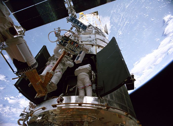 A screenshot of astronauts working on the Hubble Space Telescope during STS-125, in HUBBLE 3D.