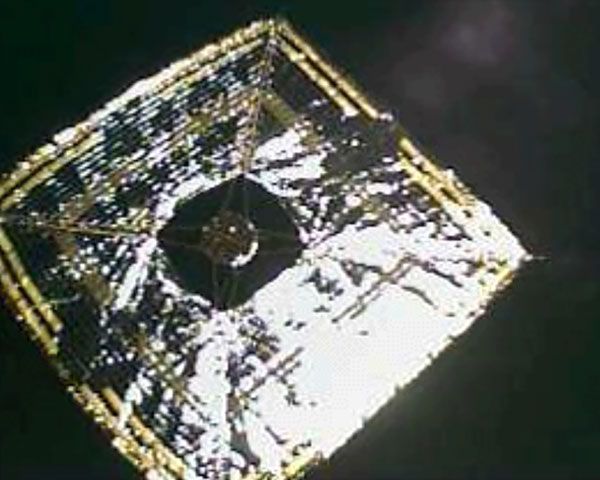 On June 15, 2010 (Japan Standard Time), a small 'separation camera' was jettisoned from IKAROS to photograph the solar sail in its entirety.