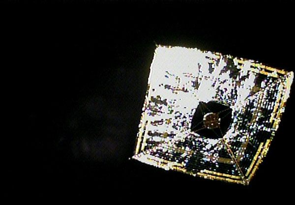 On June 15, 2010 (Japan Standard Time), a small separation camera was jettisoned from IKAROS to photograph the solar sail in its entirety.