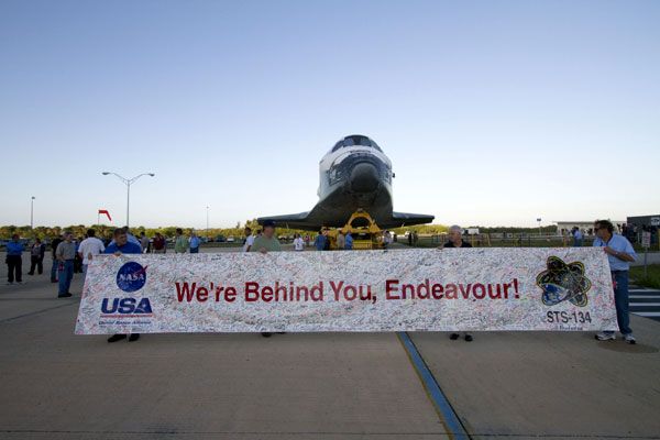 Space shuttle Endeavour begins her rollover to the Vehicle Assembly Building (VAB) at NASA's Kennedy Space Center in Florida, on February 28, 2011.