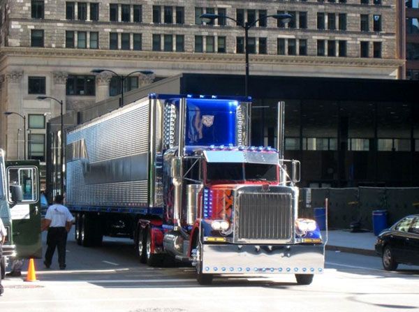 Optimus Prime finally has a trailer in TRANSFORMERS 3.