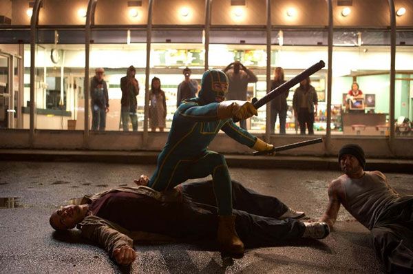 Kick-Ass confronts a group of thugs in KICK-ASS.