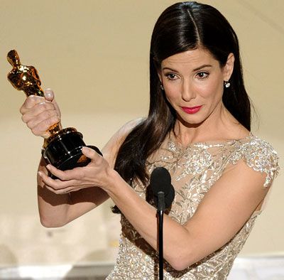 Sandra Bullock shows off the Oscar trophy that she won for Best Actress on THE BLIND SIDE.