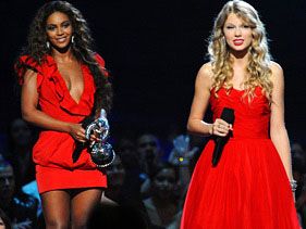Beyonce watches as Taylor Swift completes her acceptance speech at the 2009 MTV VMAs.