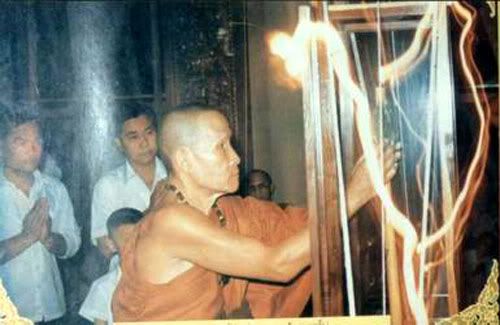 This monk is praying over the body of a tsunami victim, and that wavy beam of light in front of him is supposedly that of the spirit leaving the room.  Either Industrial Light & Magic had a hand in this photo (I'm not being serious), or some supernatural brouhaha is indeed taking place in this photo.  I remember seeing these wavy beams of light in the two Ghostbusters films.  Anyways...