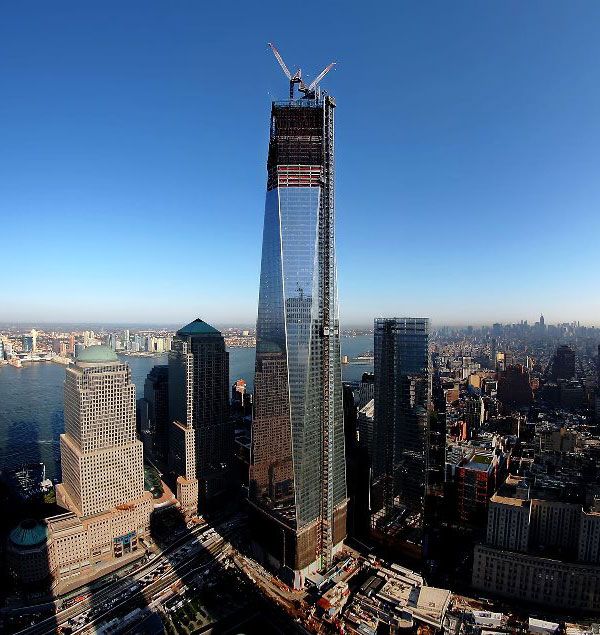 The 1 World Trade Center towers above the New York skyline, on October 5, 2012.