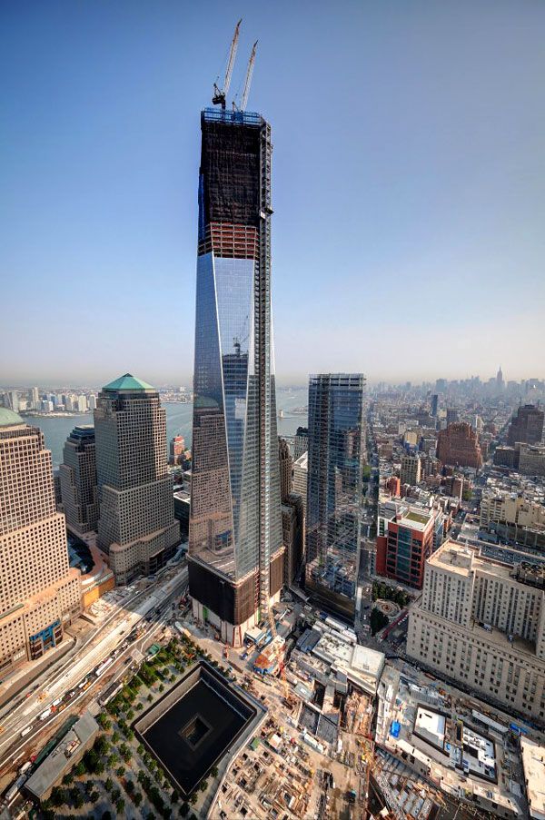 The 1 World Trade Center towers above the New York skyline, on August 23, 2012.