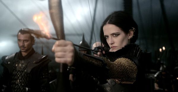 Artemisia (Eva Green) commands Xerxes' naval fleet in 300: RISE OF AN EMPIRE. Artemisia (Eva Green) commands Xerxes' naval fleet in 300: RISE OF AN EMPIRE.