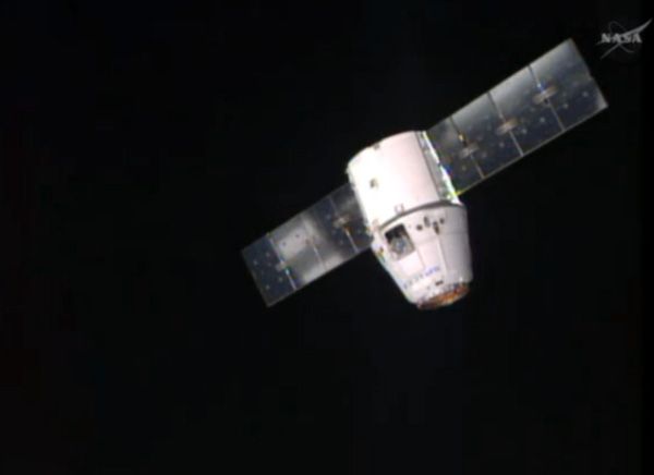 The Dragon CRS-3 spacecraft floats in the darkness of space as the ISS' robotic arm (not shown) waits to grapple the SpaceX vehicle on April 20, 2014. The Dragon CRS-3 spacecraft floats in the darkness of space as the ISS' robotic arm (not shown) waits to grapple the SpaceX vehicle on April 20, 2014.