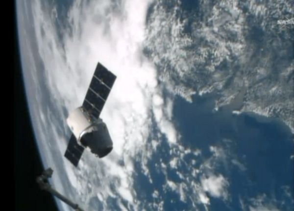 The Dragon CRS-3 spacecraft floats underneath the ISS as its robotic arm, in the foreground, waits to grapple the SpaceX vehicle on April 20, 2014. The Dragon CRS-3 spacecraft floats underneath the ISS as its robotic arm, in the foreground, waits to grapple the SpaceX vehicle on April 20, 2014.