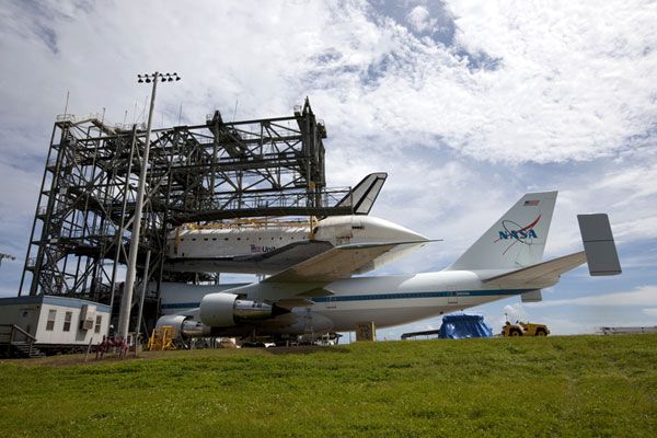 At KSC's SLF, the orbiter Endeavour is mated to NASA 905 on September 14, 2012.