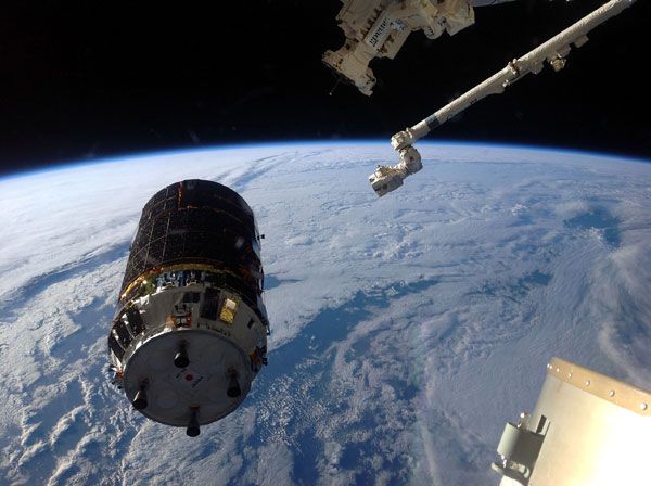 KOUNOTORI 4 is about to be grappled by the space station's robotic arm prior to being berthed to the orbital outpost on August 9, 2013. KOUNOTORI 4 is about to be grappled by the space station's robotic arm prior to being berthed to the orbital outpost on August 9, 2013.