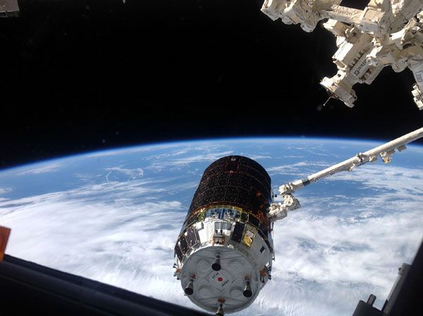 KOUNOTORI 4 is grappled by the space station's robotic arm prior to being berthed to the orbital outpost on August 9, 2013. KOUNOTORI 4 is grappled by the space station's robotic arm prior to being berthed to the orbital outpost on August 9, 2013.